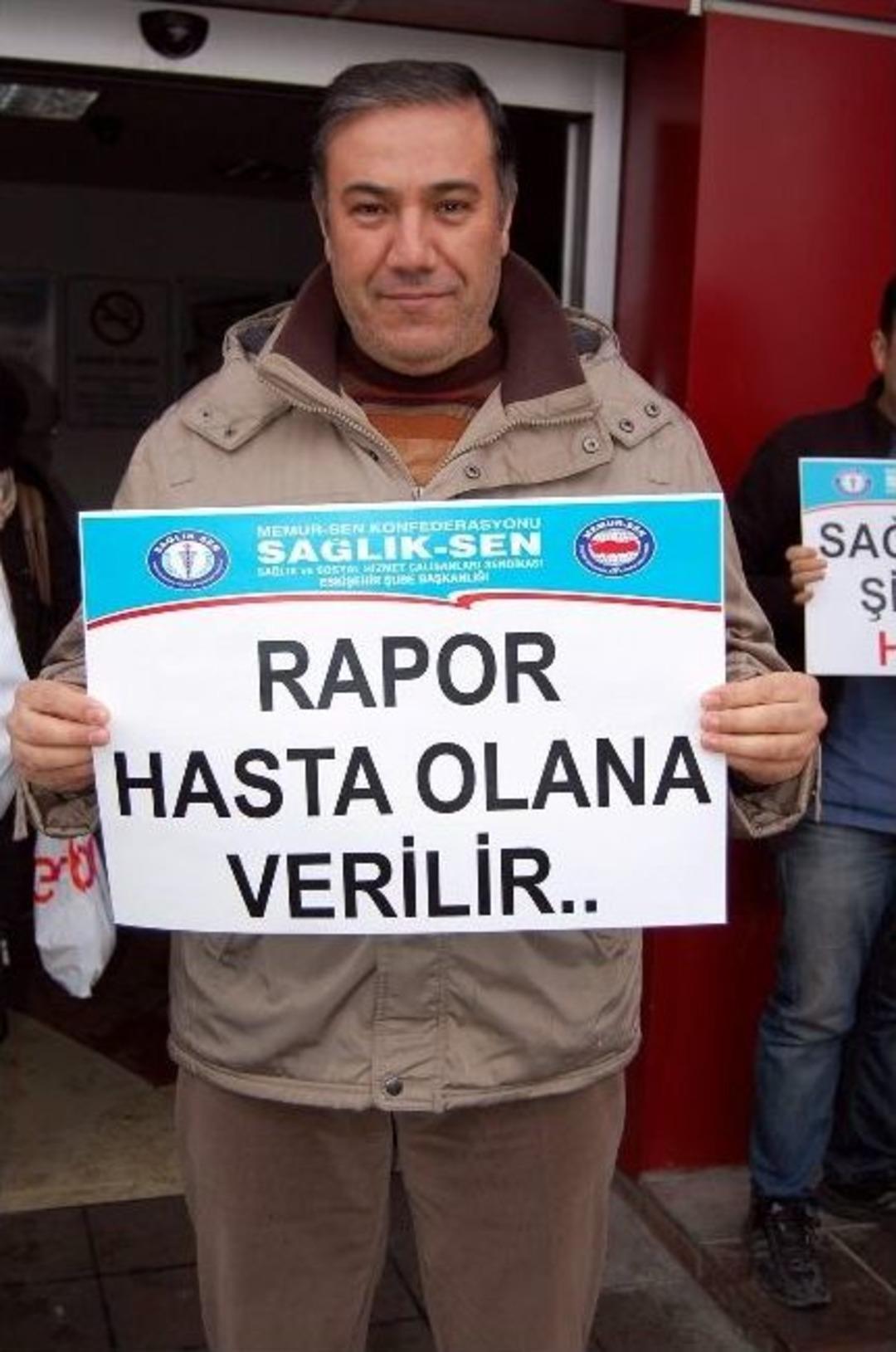 Eskişehir&rsquo;de Sağlık&ccedil;ılar Bir Doktorun Darp Edilmesini Protesto Etti