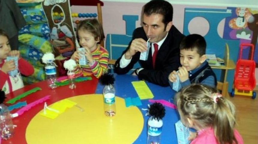 G&ouml;nen'de Okul S&uuml;t&uuml; Dağıtıldı