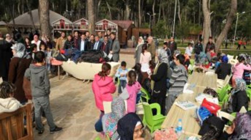 Antalya'da 100 Yetim &Ccedil;ocuğa Kıyafet Ve Gıda Yardımı