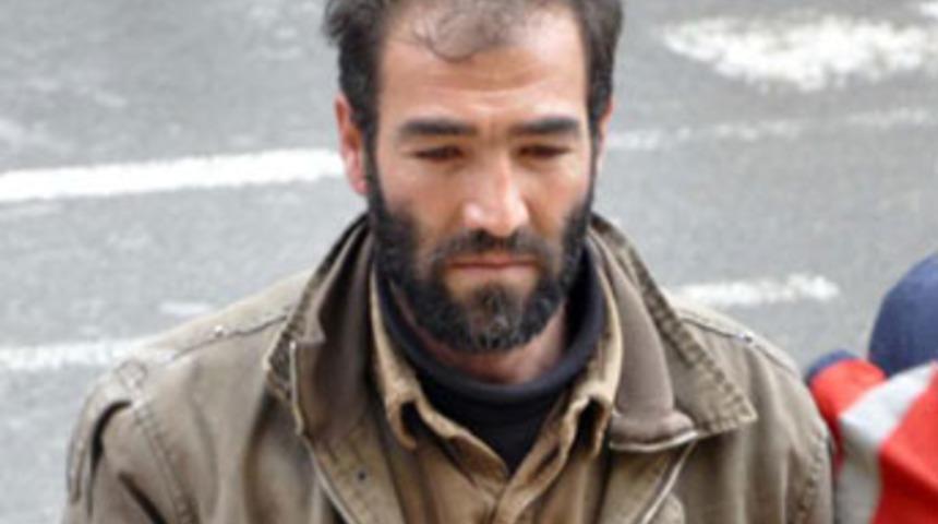 Eşine k&uuml;freden arkadaşının başını ezdi