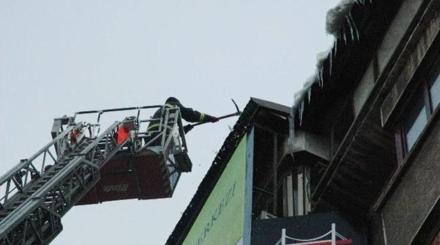 Erzurum'da Sa&ccedil;aklardaki Buzlar Temizleniyor
