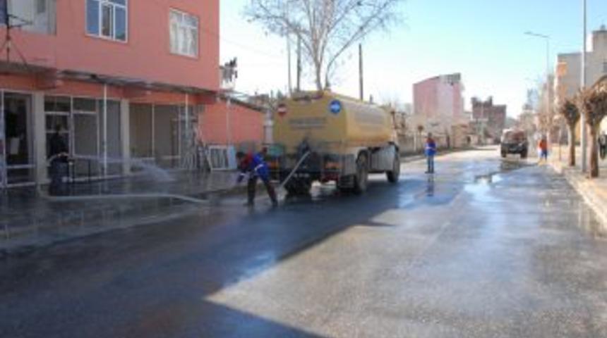 Cadde Ve Sokaklar Basın&ccedil;lı Suyla Yıkanıyor