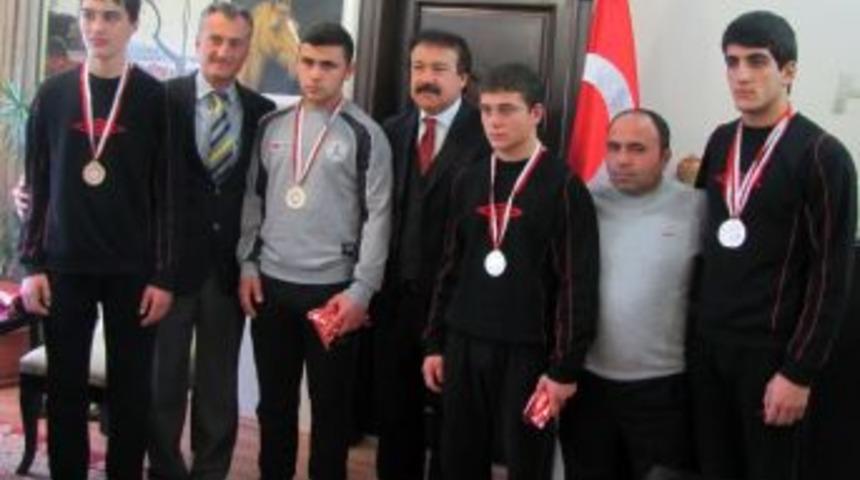 Şampiyon G&uuml;reş&ccedil;ilerinden Başkan Arpacıoğlu&rsquo;na Ziyaret