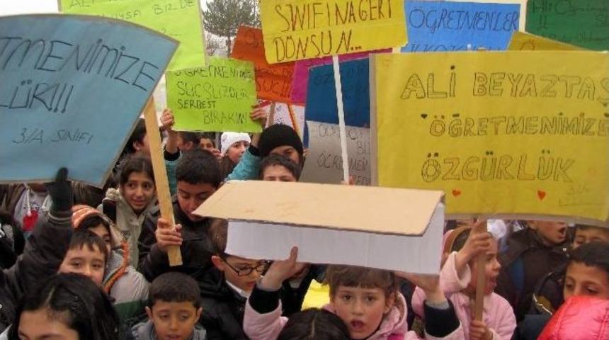 G&ouml;zaltına Alınan &Ouml;ğretmenlerine "&ouml;zg&uuml;rl&uuml;k" İstediler