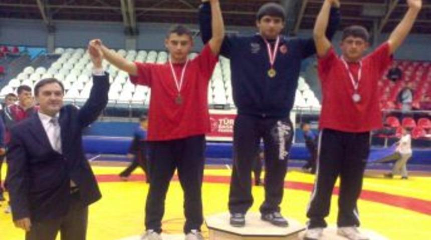 &Ouml;zel Şehzade Mehmet Greko-Romen G&uuml;reşte Manisa Şampiyonu Oldu