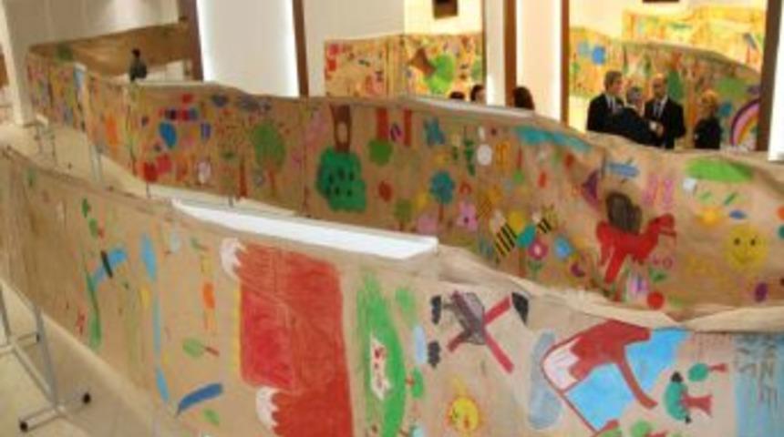 D&uuml;nyanın En Uzun Resmi G&ouml;r&uuml;c&uuml;ye &Ccedil;ıktı