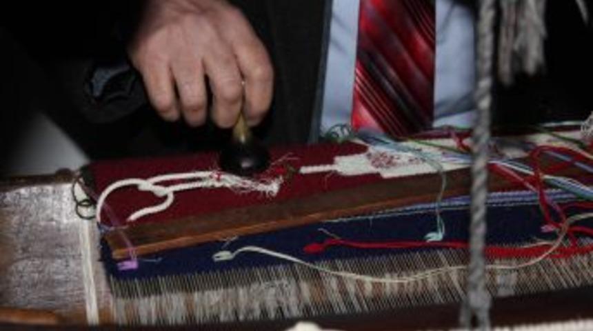 Hataylı Kilim Ustası D&uuml;nyanın En Ince Ve En Uzun Kilimi I&ccedil;in Ilk Ilmeği Attı