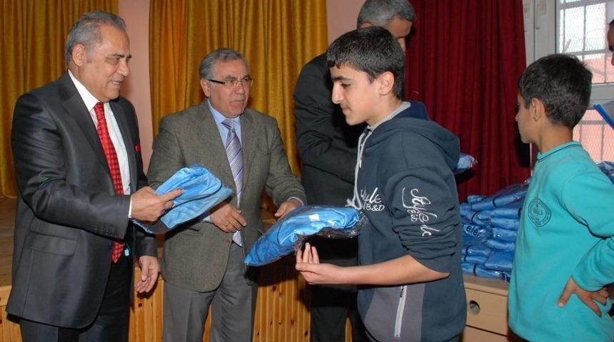 Sevgi &Ccedil;ocuklarına Eşofman Takımı Dağıtıldı