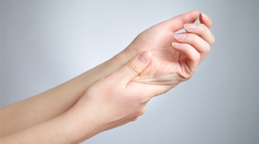 El parmak kasılması neden olur: Tetik parmak sendromu