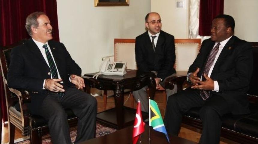 G&uuml;ney Afrikalı B&uuml;y&uuml;kel&ccedil;i Yerli Tramvaya Hayran Kaldı