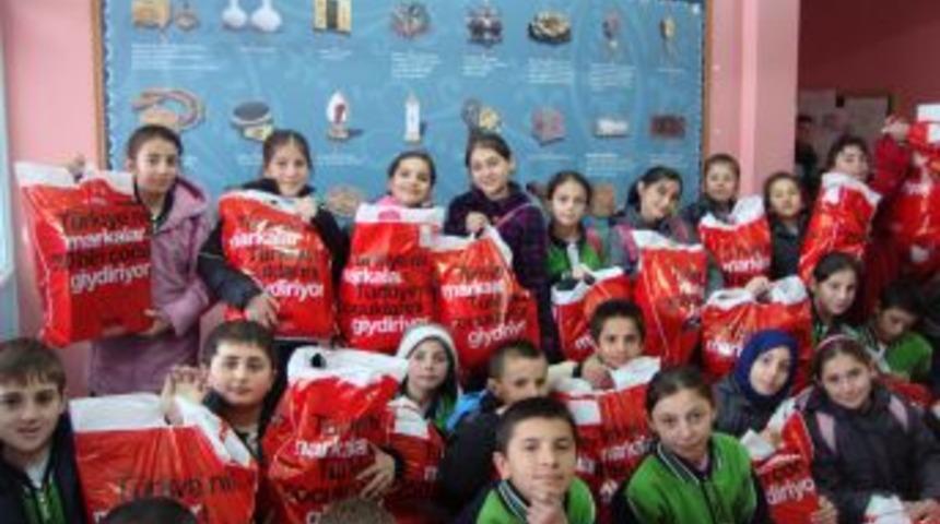 Pazaryolu Kaymakamlığı &Ouml;ğrencilere Giysi Hediye Etti