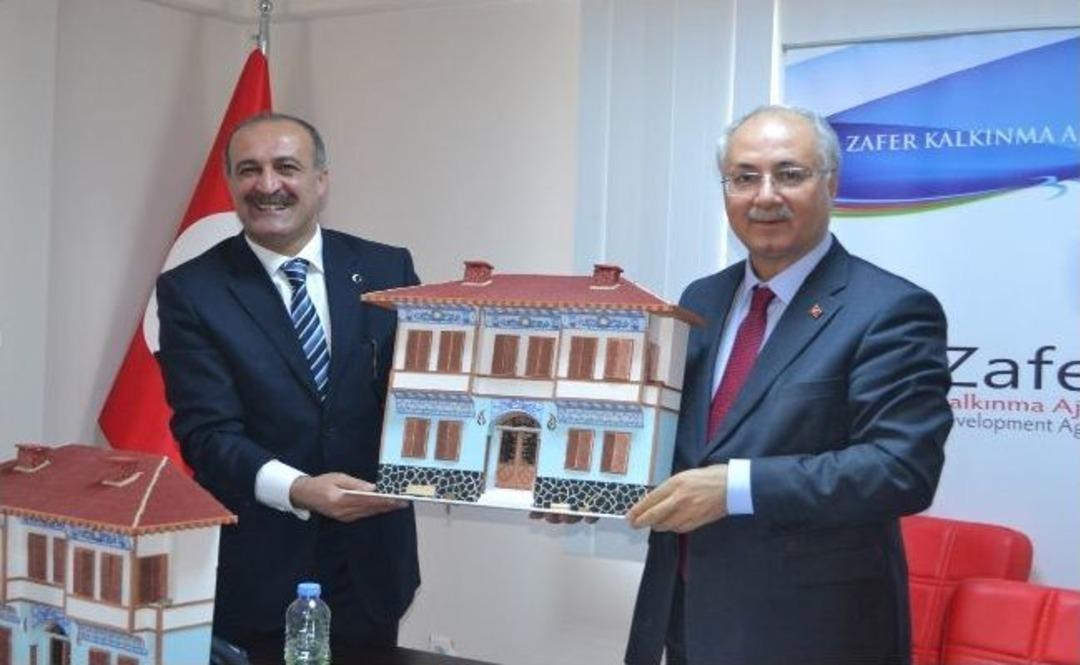 Başkan Aşkın, Valilere Minyat&uuml;r Kula Evleri Reyonunu Gezdirdi