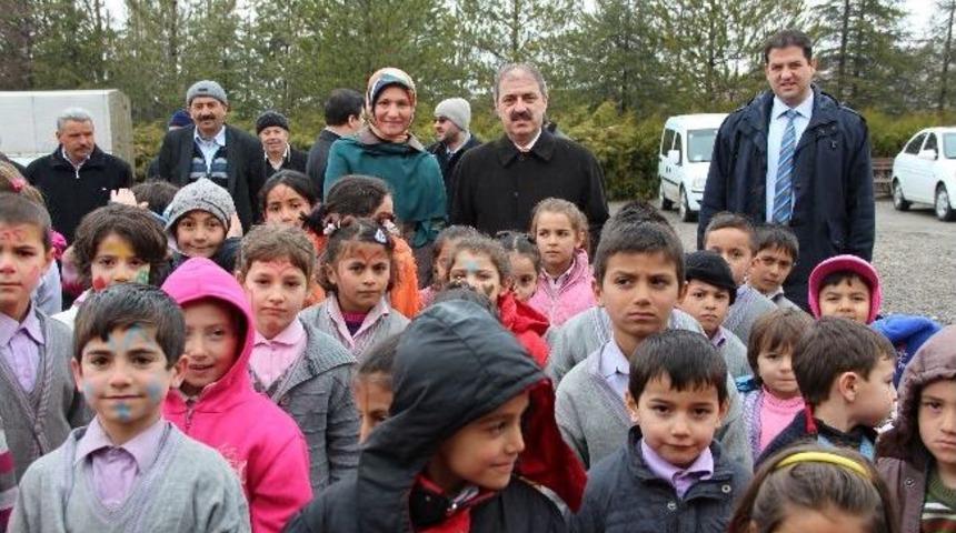 Çankırı Belediyesi Ve Dil Edebiyat Derneği’nden Köy Okuluna Kütüphane