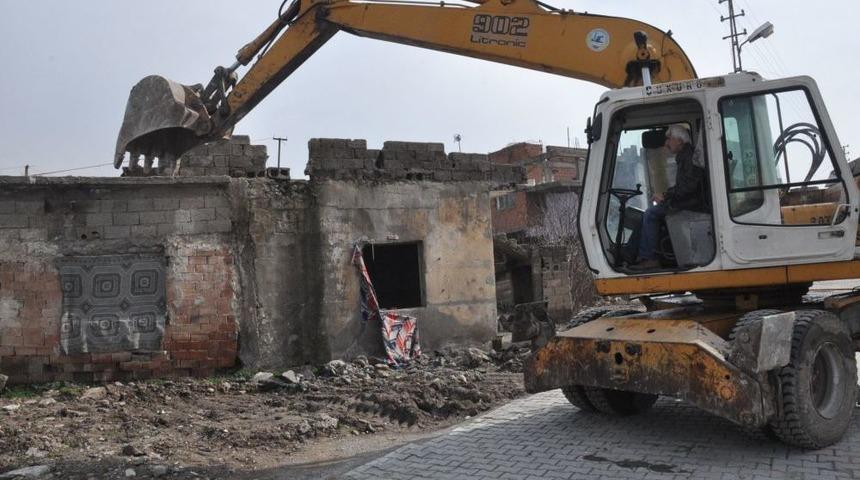 Batman Belediyesi 40 Metruk Evin Yıkımını Tamamladı