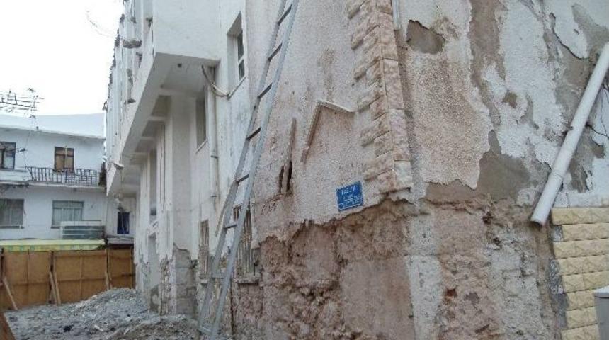 Kilisenin Duvarları Ortaya &Ccedil;ıktı