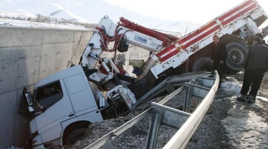 Van&rsquo;da Trafik Kazası: 2 Yaralı