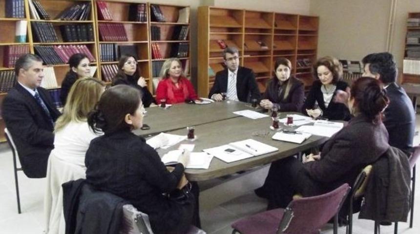 Ayvalıklı G&ouml;n&uuml;l El&ccedil;ileri &Ccedil;ıtayı Y&uuml;kseltiyor