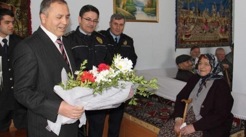 Kırşehir Pmyo &Ouml;ğrencileri Her Hafta Huzurevini Ziyaret Ediyor