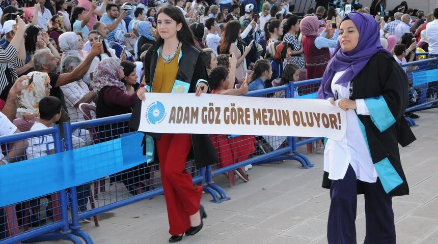 &Uuml;niversitenin mezuniyet&nbsp;t&ouml;reninde pankartlar dikkat &ccedil;ekti
