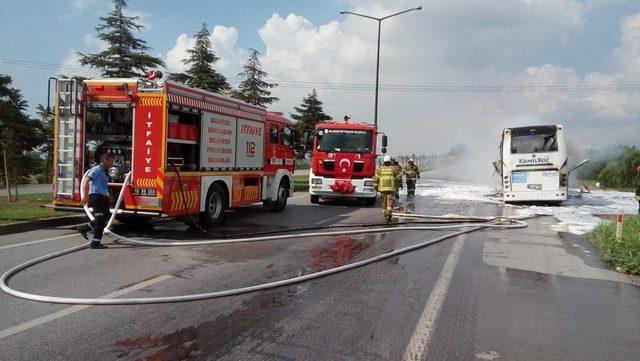 Balıkesir'de seyir halindeki yolcu otobüsü yandı