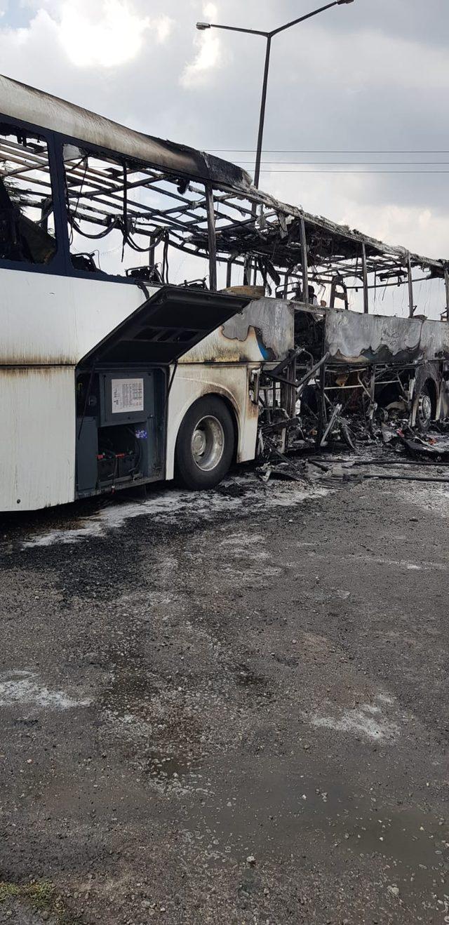 Balıkesir'de seyir halindeki yolcu otobüsü yandı