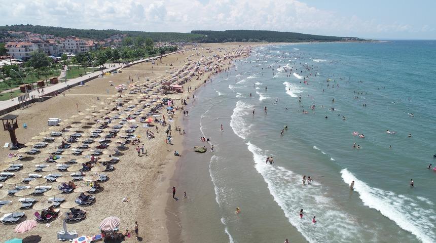 Kandıra sahilleri, tatilcilerle doldu