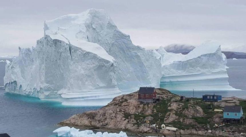 Kuzey Kutbu'ndaki Grönland adasında buz dağının yaklaştığı köy tahliye edildi!