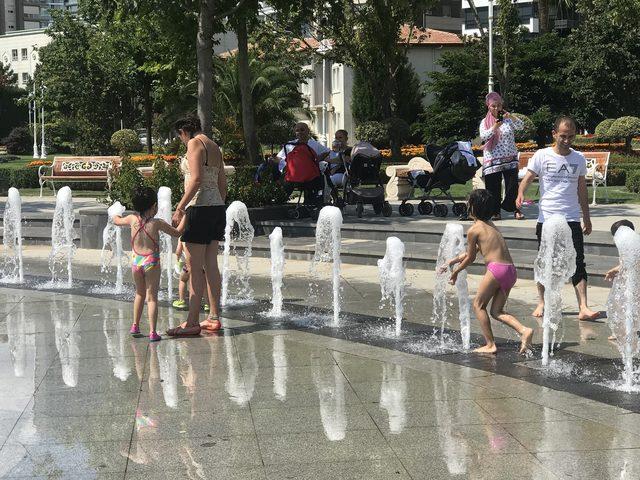 Sıcaktan bunalan çocuklar fıskiyeye akın etti