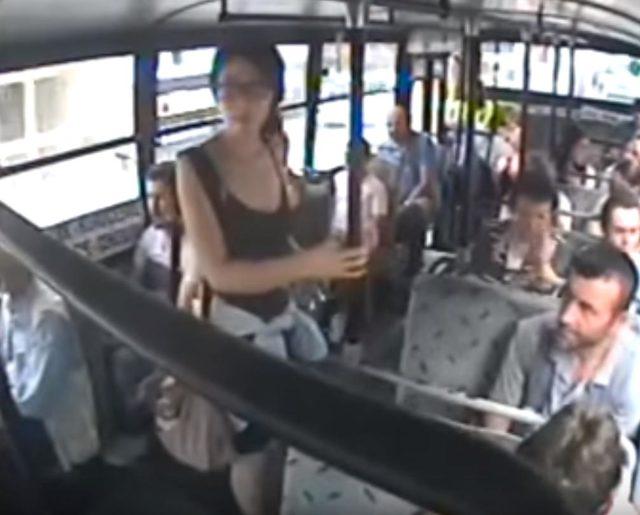 Otobüste mini etekli kıza tepki gösterdi, sürücüden aracı karakola çekmesini istedi