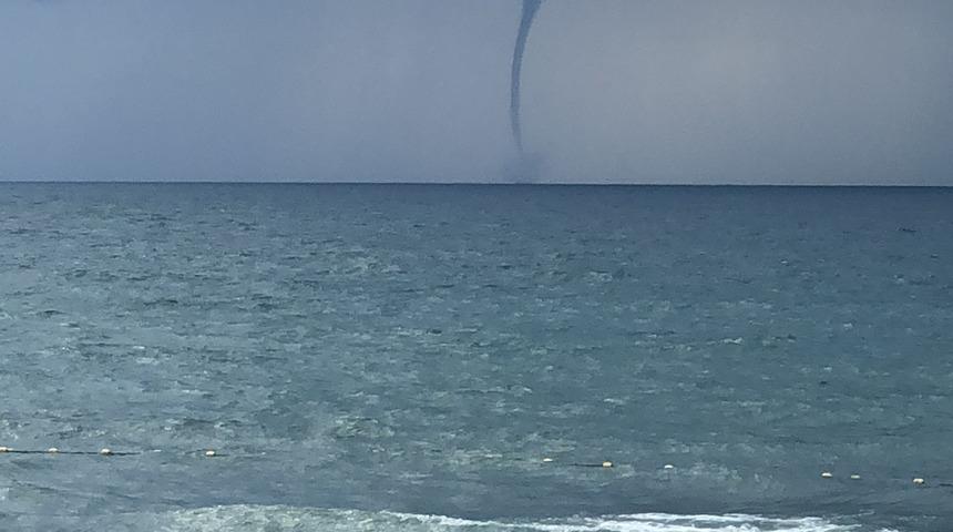 Bartın'da denizde &ccedil;ıkan hortum korkuttu