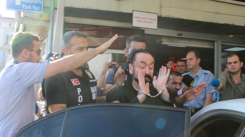 Adnan Oktar'ın Emniyet'te köstebekliğini yapan 2 polis gözaltına alındı