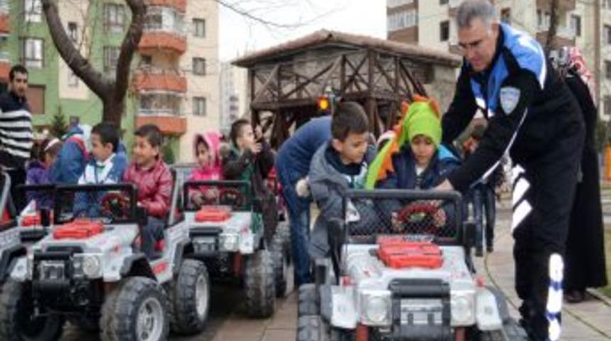 Polis, &Ccedil;ocuklara Trafik Kurallarını Uygulamalı Anlatıyor