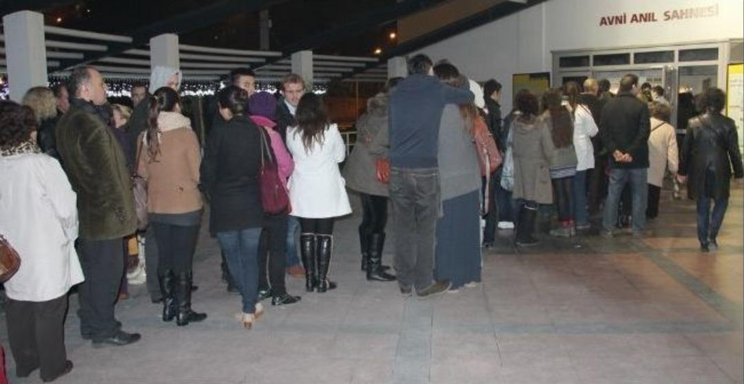 Konak&rsquo;ta Tiyatro Kuyruğu