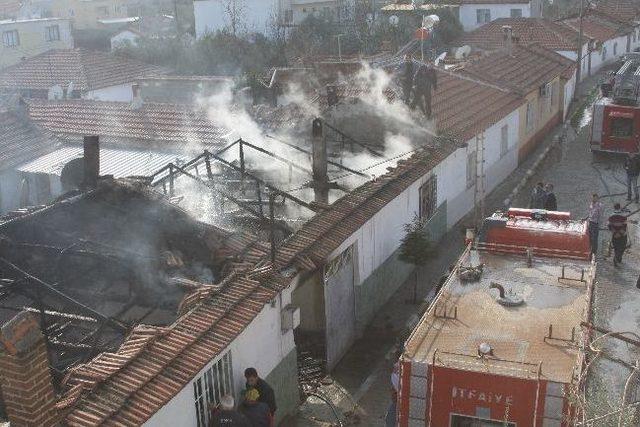 Hacırahmanlı Beldesi'nde İki Ev Yandı