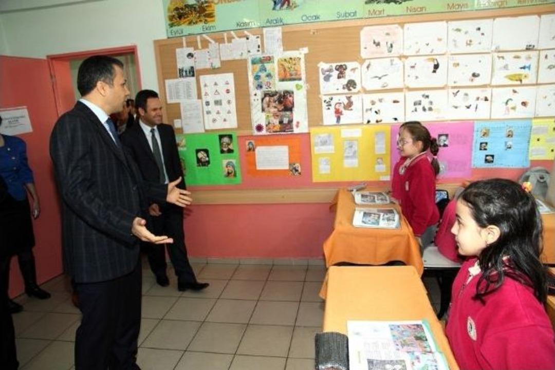 Vali Yerlikaya &Ouml;ğrencilere S&uuml;t Dağıttı