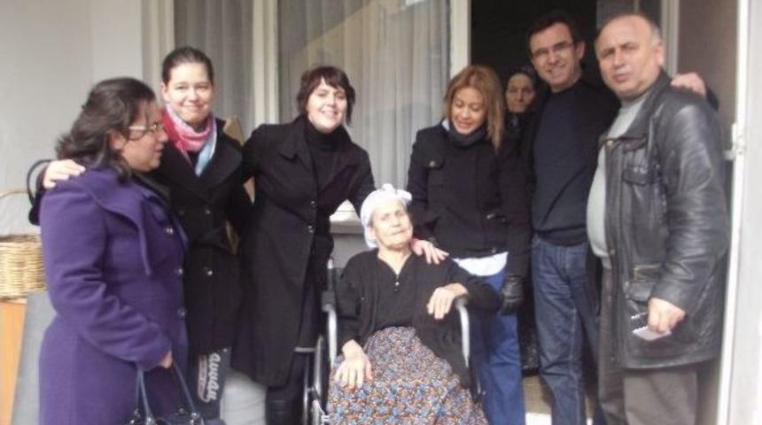 Ak Parti Şark&ouml;y İl&ccedil;e Teşkilatı Engelli Sandalyesi Dağıttı