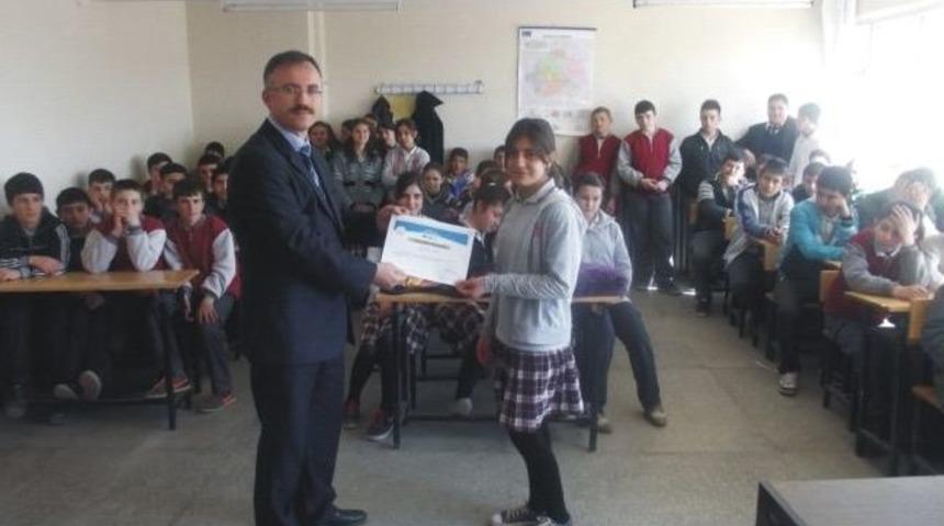 Başarılı &Ouml;ğrenciler &Ouml;d&uuml;llendirildi