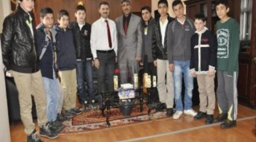 Yağmur Koleji &Ouml;ğrencileri Milli Eğitim M&uuml;d&uuml;r&uuml;n&uuml; Ziyaret Etti