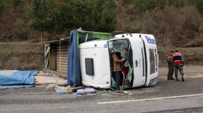 Sunta Y&uuml;kl&uuml; Kamyon Devrildi