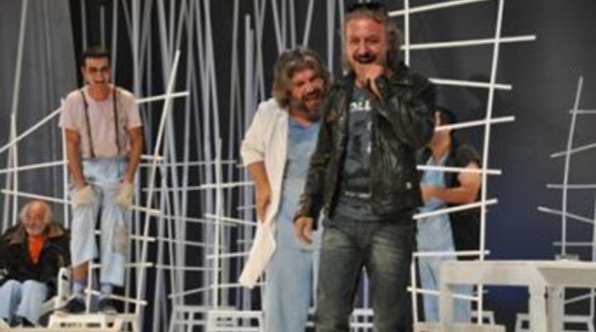 Tiyatro sahnesinde sigara i&ccedil;ilmesine eleştiri