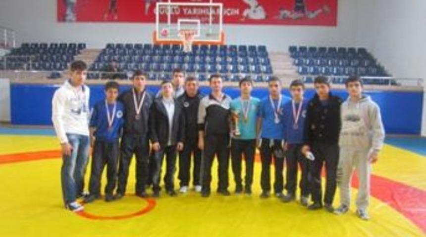 B&uuml;y&uuml;kşehir&rsquo;li 7 g&uuml;reş&ccedil;i okul şampiyonasında