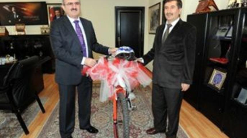 Depremzede &ouml;ğrenci bisiklet &ouml;d&uuml;l&uuml;&rsquo;n&uuml; Van&rsquo;da aldı