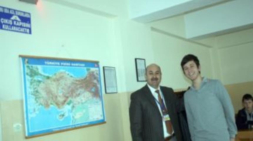 Bu Okulda Artık Zil &Ccedil;almıyor, &Ouml;ğrenciler Derse Işıkla Girip &Ccedil;ıkıyor