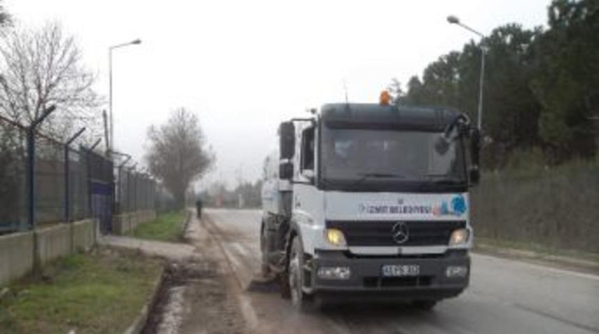 İzmit&rsquo;te Yol Kenarları Temizlendi