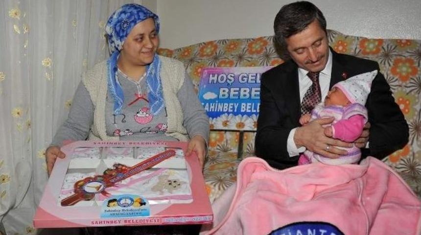 Şahinbey Belediyesi 8 Bin 456 Aileyi Hoşgeldin Bebek&rsquo;le Ziyaret Etti