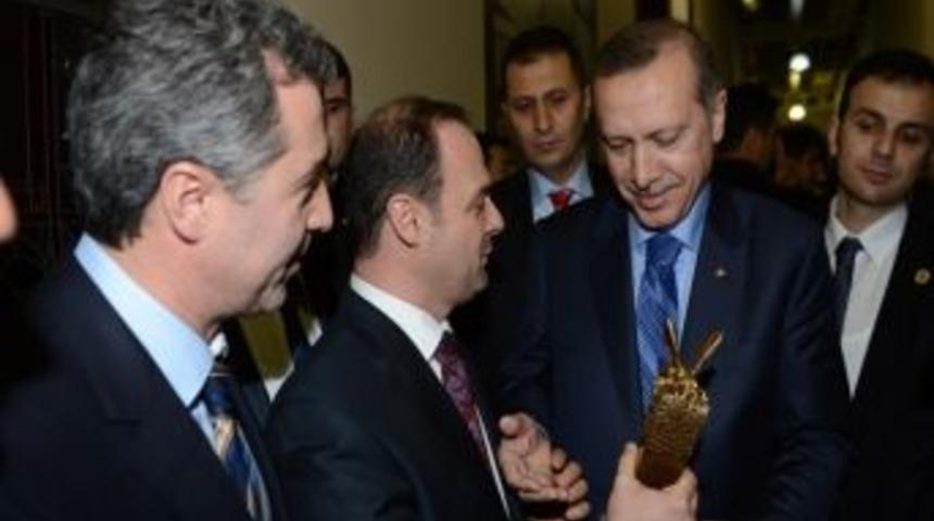 Altın Arı &Ouml;d&uuml;l&uuml;'n&uuml; Başbakan'a Verdiler