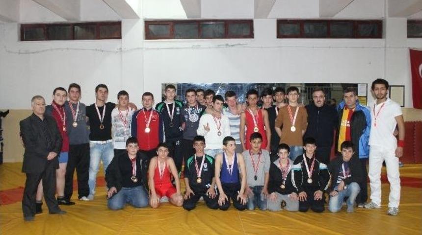 Yıldız Erkekler G&uuml;reş İl Se&ccedil;meleri Yapıldı