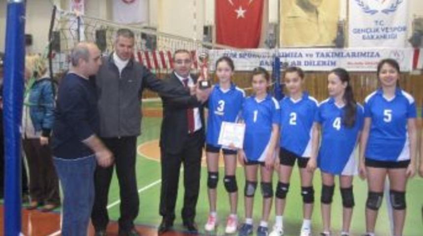 K&uuml;&ccedil;&uuml;kler Voleybol Grup Birinciliği M&uuml;sabakaları Sona Erdi