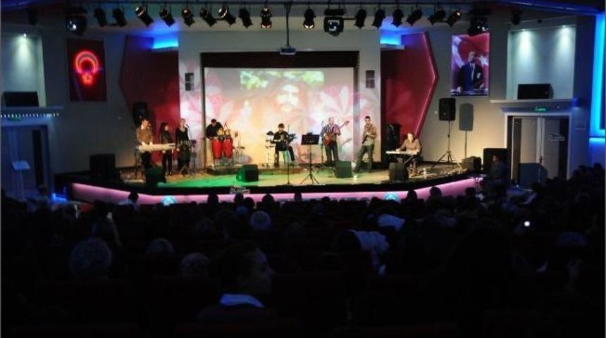 Barış Man&ccedil;o Manisa'da Şarkılarıyla Anıldı