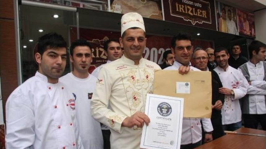 D&uuml;nyanın En Uzun B&ouml;reğini Yapan Adamdan İngiltere D&uuml;şesine B&ouml;rek